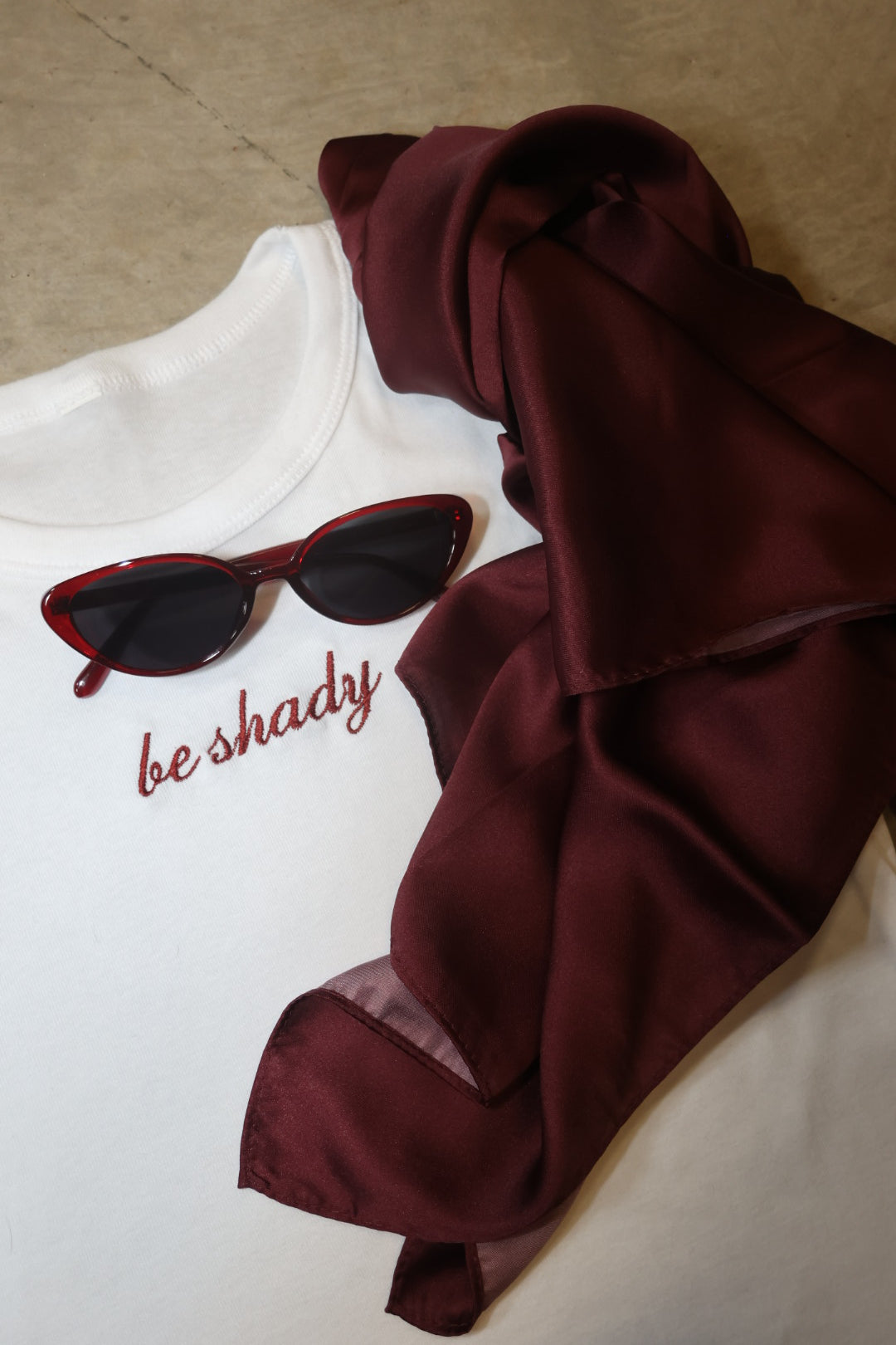 MERLOT scarf in burgundy with red oval shades